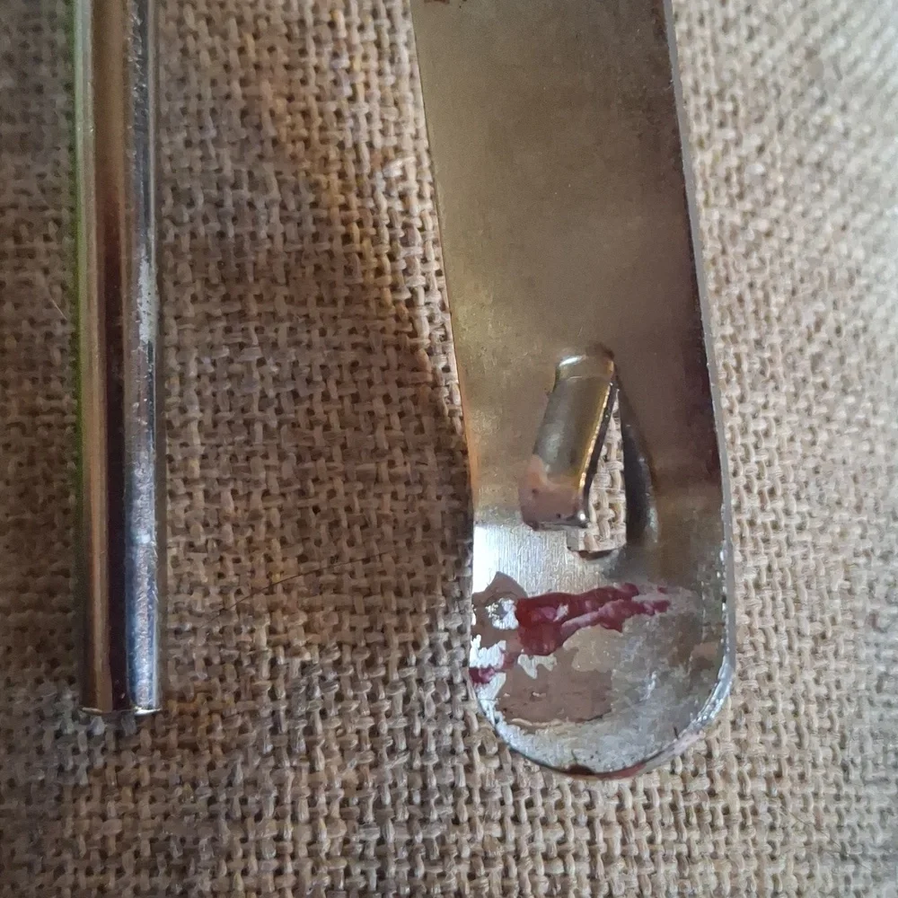 Handheld Can Opener with Black Turning Knob